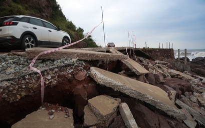 Đường ven biển Nghệ An hư hỏng nghiêm trọng, tai nạn rình rập người đi đường