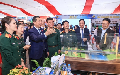 Bộ trưởng Trần Hồng Minh thăm triển lãm 80 năm Trường Đại học GTVT