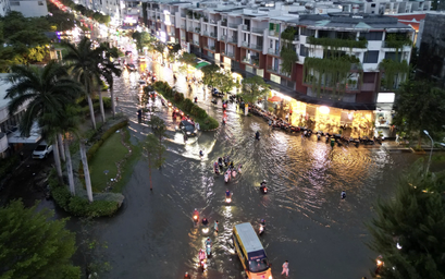 TP.HCM: Triều cường dâng cao, hàng loạt xe chết máy, phụ huynh chật vật đón con về nhà