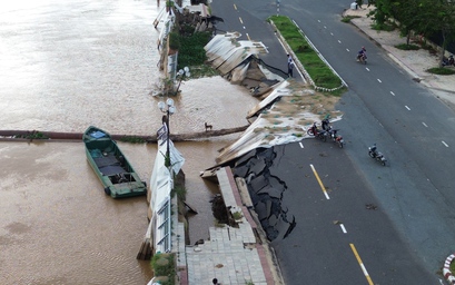 Bờ kè sông Tiền sạt lở nghiêm trọng, uy hiếp đường giao thông, bến phà ở Đồng Tháp