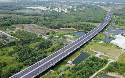 Ngắm "dải lụa" vắt qua miền ngoại ô TP.HCM sắp thông xe kỹ thuật