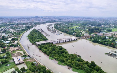 Mặt bằng "xôi đỗ", công trường đường trục trung tâm với cầu Thống Nhất vẫn rộn tiếng máy