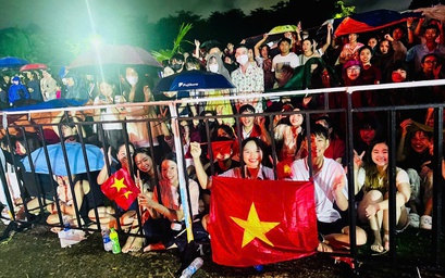 TP.HCM: Người dân đội mưa đi xem chương trình nghệ thuật chào mừng Quốc khánh 2/9