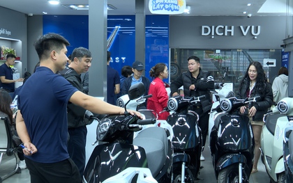 Giá xăng biến động mạnh, người dân rục rịch đổi xe điện