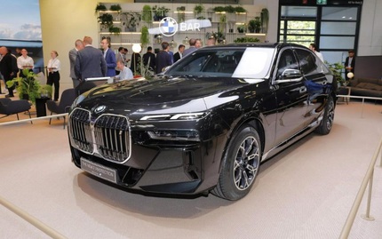 Cận cảnh mẫu xe điện BMW chống đạn đầu tiên trên thế giới