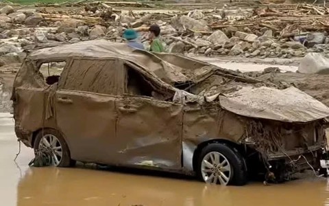 Nhiều ô tô, xe máy bị vò nát sau trận lũ ở Lai Châu
