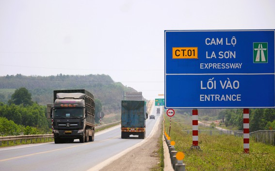 Từ ngày 4/4, xe khách trên 30 chỗ, xe tải 6 trục không được vào cao tốc Cam Lộ - La Sơn