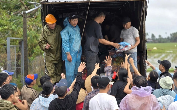 Đắk Lắk: Xót xa cảnh người dân rốn lũ Hòa Thịnh với tay nhận hàng cứu trợ