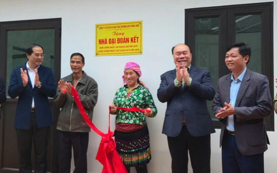 Thần tốc giao nhà "chìa khoá trao tay" cho 3 gia đình người Mông ở Thái Nguyên sau lũ