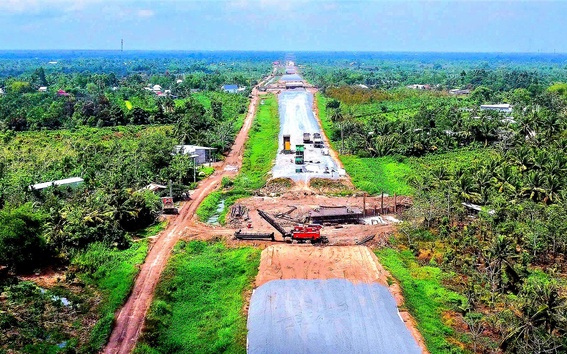 Nắng lửa, mưa dầm, công nhân vẫn bám trụ công trường cao tốc miền Tây