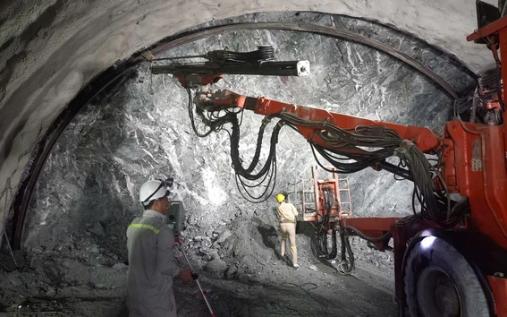 Xuyên đêm đào hầm xuyên núi tuyến cao tốc Nội Bài - Lào Cai
