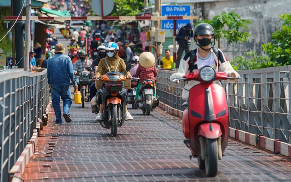 Rợn người khi qua 2 cầu sắt 50 tuổi ở cửa ngõ phía w88 TP.HCM