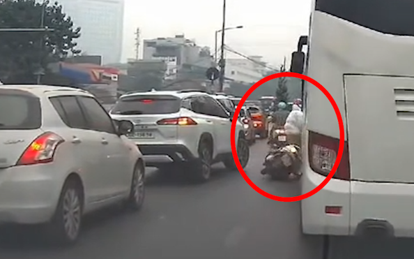 Người phụ nữ bất ngờ ngã w88 link vao w88 moi nhat máy, suýt bị w88 link vao w88 moi nhat khách cán trúng