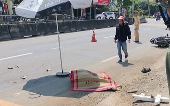 w88 26/3: Xe máy văng xa cả chục mét sau va chạm với xe đầu kéo