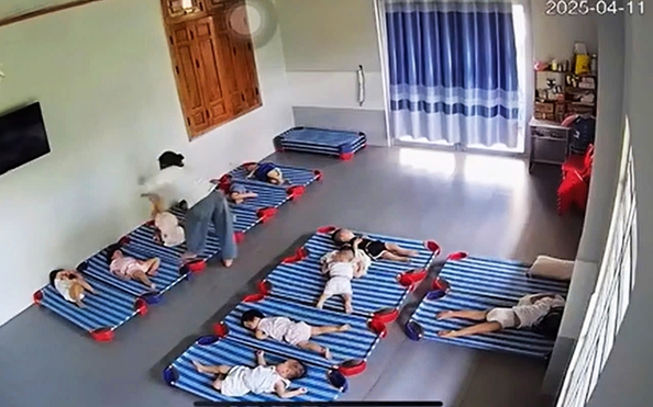 Công an làm việc với bảo mẫu đánh tới tấp trẻ 20 tháng tuổi ở w88 com