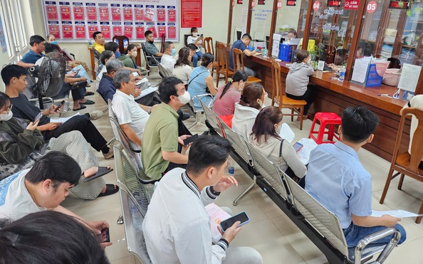 Cận cảnh xếp hàng làm thủ tục đất đai ở Đà w88 -- link mới nhất