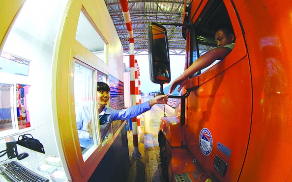 Trạm thu phí BOT QL1 miền Trung tiên phong giảm phí đường bộ