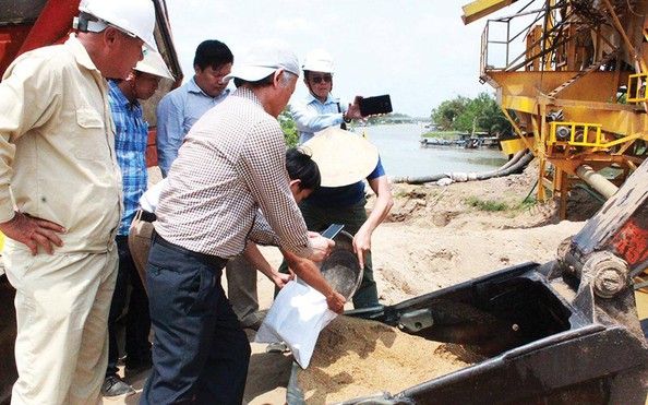 Biến cát biển, tro xỉ bỏ đi thành hàng "hot"
