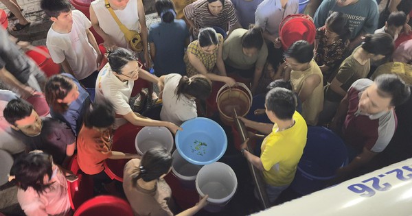 Tối 17/10, cư dân khu đô thị Thanh Hà (Hà Nội) tiếp tục phải xếp hàng chờ lấy nước từ xe téc. Sinh hoạt đảo lộn, họ đề nghị cơ quan chức năng làm rõ trách nhiệm, năng lực của đơn vị cấp nước.