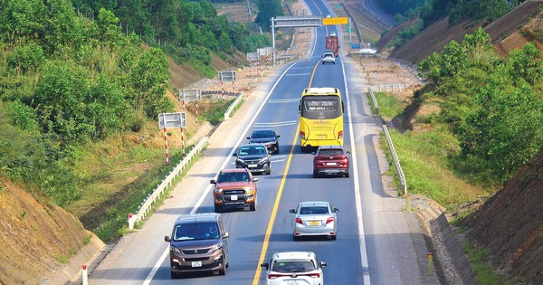 Gặp sự cố trên đường cao tốc, tài xế cần làm gì để giữ an toàn?