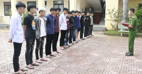 Bắt giữ 15 thanh thiếu niên rồ ga, hú hét, náo loạn trên đường tại Nghệ An