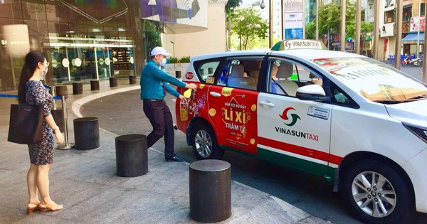 Một hãng taxi thu gần 2 tỷ đồng mỗi tháng từ quảng cáo