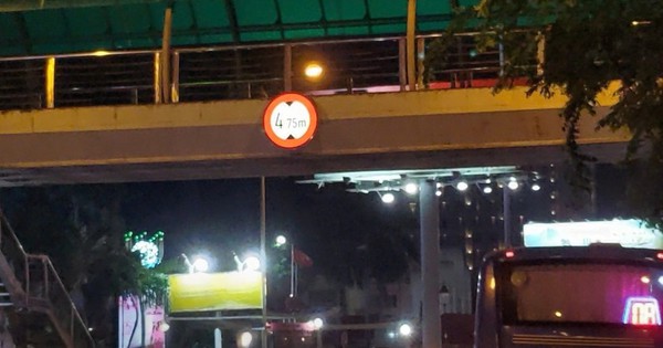 Giao thông TP.HCM thay đổi thế nào khi thí điểm đèn LED vỉa hè và biển báo phát sáng?