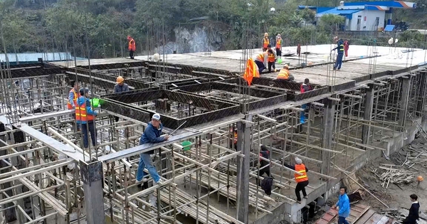 300 công nhân thi công 3 ca, đưa trường học nơi biên giới về đích