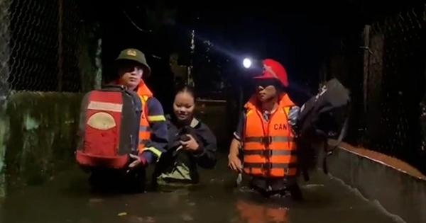 Cảnh sát đặc nhiệm trắng đêm đưa người dân đi tránh lũ