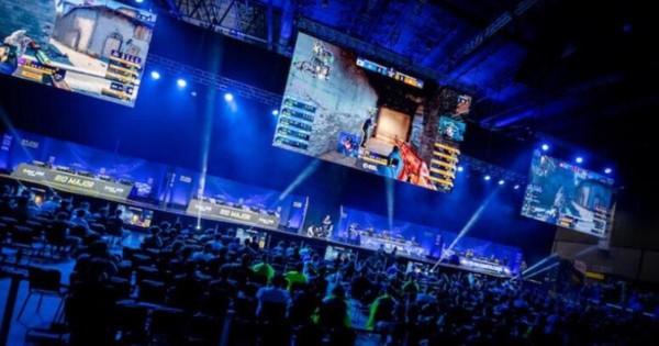 Khán giả chật kín nhà thi đấu theo dõi CS:GO World Cup