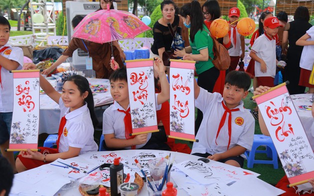 Học sinh trải nghiệm nghệ thuật dân gian trong Festival Hải Dương