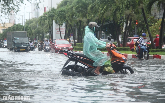 Mưa lớn kéo dài, nhiều tuyến đường thành phố Bạc Liêu ngập sâu