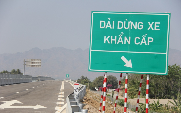 Cao tốc Cam Lâm - Vĩnh Hảo có bao nhiêu điểm dừng xe khẩn cấp?