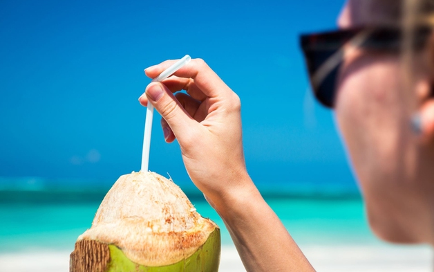 Nắng nóng, có nên uống nước dừa mỗi ngày?