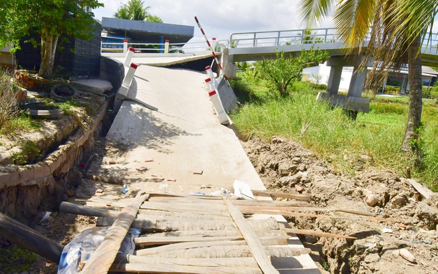 Cà Mau: Hạn mặn khốc liệt, cầu và đường tiền tỷ sụp xuống sông