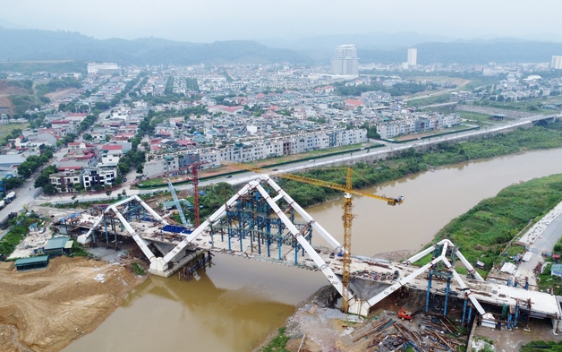 Cầu Phú Thịnh bắc qua sông Hồng ở Lào Cai đã thành hình