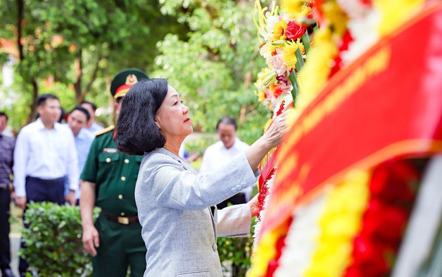 Lãnh đạo Đảng, Nhà nước tri ân các anh hùng liệt sĩ tại Điện Biên Phủ