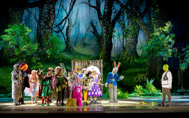 Hậu trường nhạc kịch “Shrek: On national tour” đang gây sốt