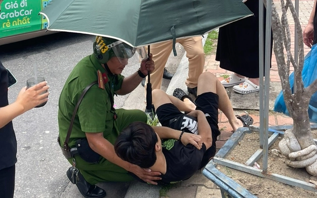 Du khách Hàn Quốc ngã gãy tay được CSGT hỗ trợ đi bệnh viện