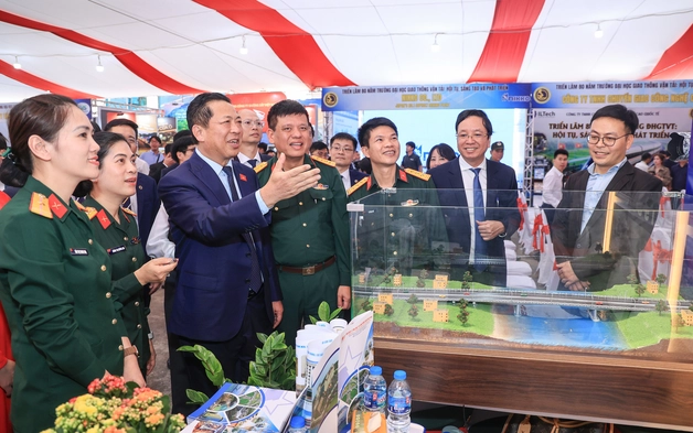 Bộ trưởng Trần Hồng Minh thăm triển lãm 80 năm Trường Đại học GTVT