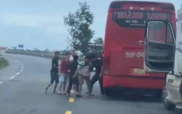 Công an Quảng Ngãi điều tra nhóm người trên xe khách và xe container đánh nhau giữa QL1