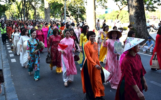 Diễu hành áo dài quy mô lớn khép lại Lễ hội Áo dài Du lịch Hà Nội 2025