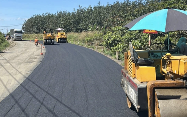 Công nhân ngày đêm cào bóc, thảm nhựa sửa chữa khẩn cấp QL14 để về đích vào 20/11