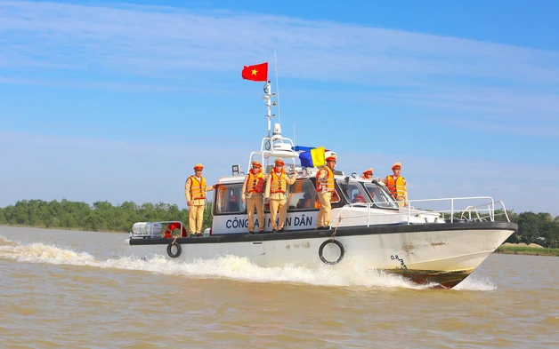 CSGT Thanh Hóa ra quân đảm bảo an toàn đường thủy