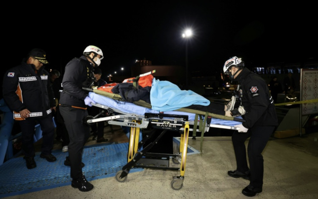 Hàn Quốc: Nghi vấn người lái phà mải xem điện thoại khiến phà mắc cạn