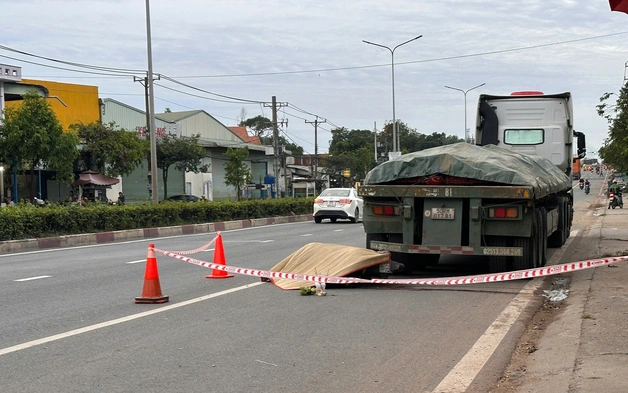 Xe máy tông đuôi xe đầu kéo, một người tử vong