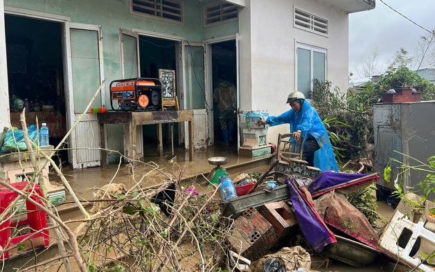 Gia Lai: Người dân Luật Lễ bật khóc khi về lại nhà sau đêm vỡ đê kinh hoàng