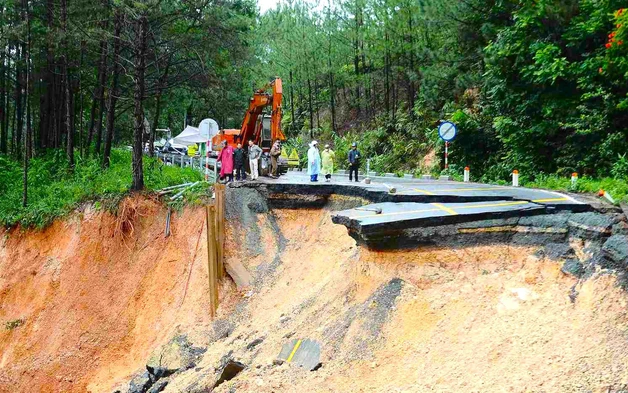 Thứ trưởng Lê Anh Tuấn: Thông đường khẩn cấp, bảo đảm lưu thông và cứu trợ dân vùng lũ