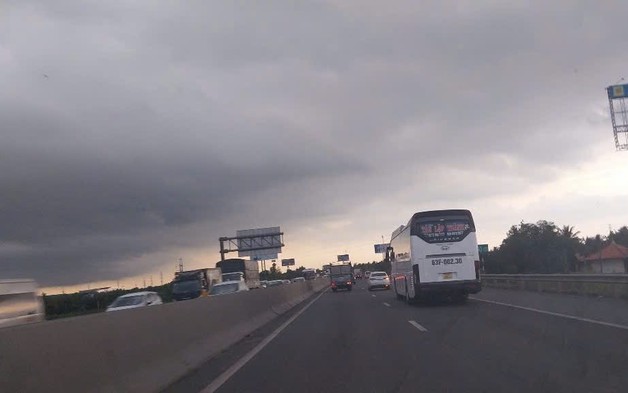 Trích xuất camera điều tra vụ người đàn ông nằm bất động trên cao tốc qua Đồng Tháp