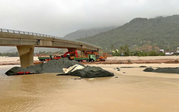 Chạy đua bù tiến độ cao tốc sau lũ